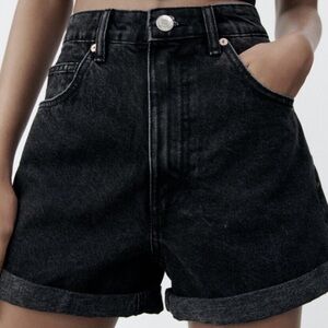 ZARA jeans shorts

Jeans shorts - dark gray/black

Mom fit